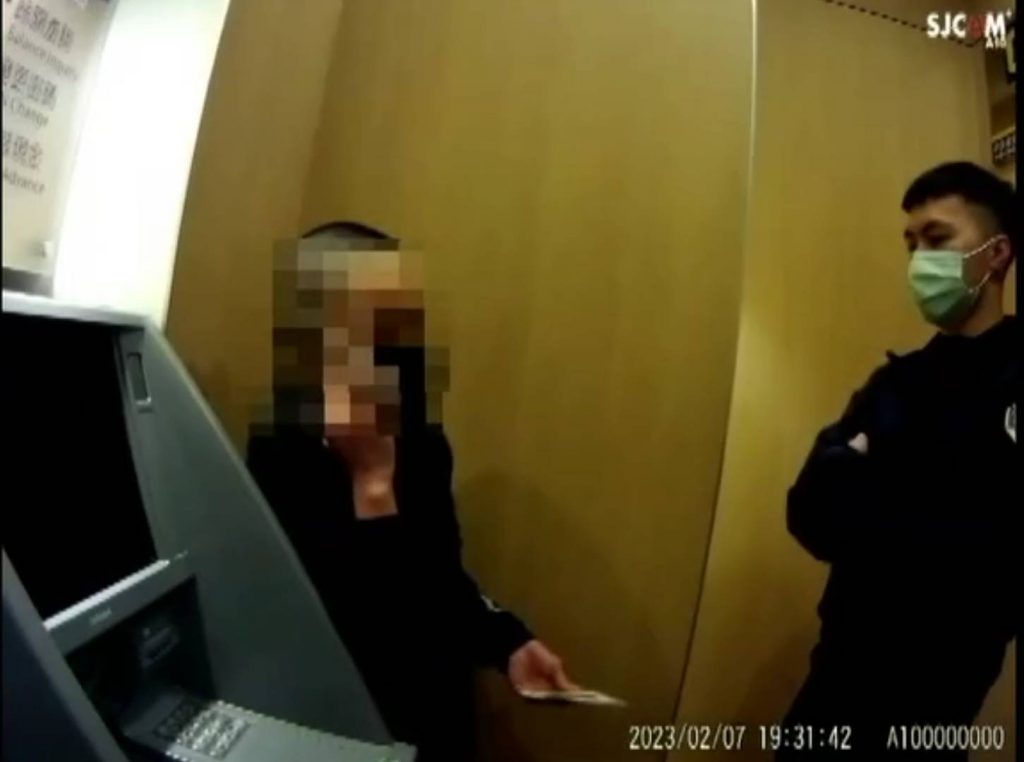 警現場電話詢問號稱少年母親的女子少年年籍資料搓破謊言。(記者林金聖翻攝)