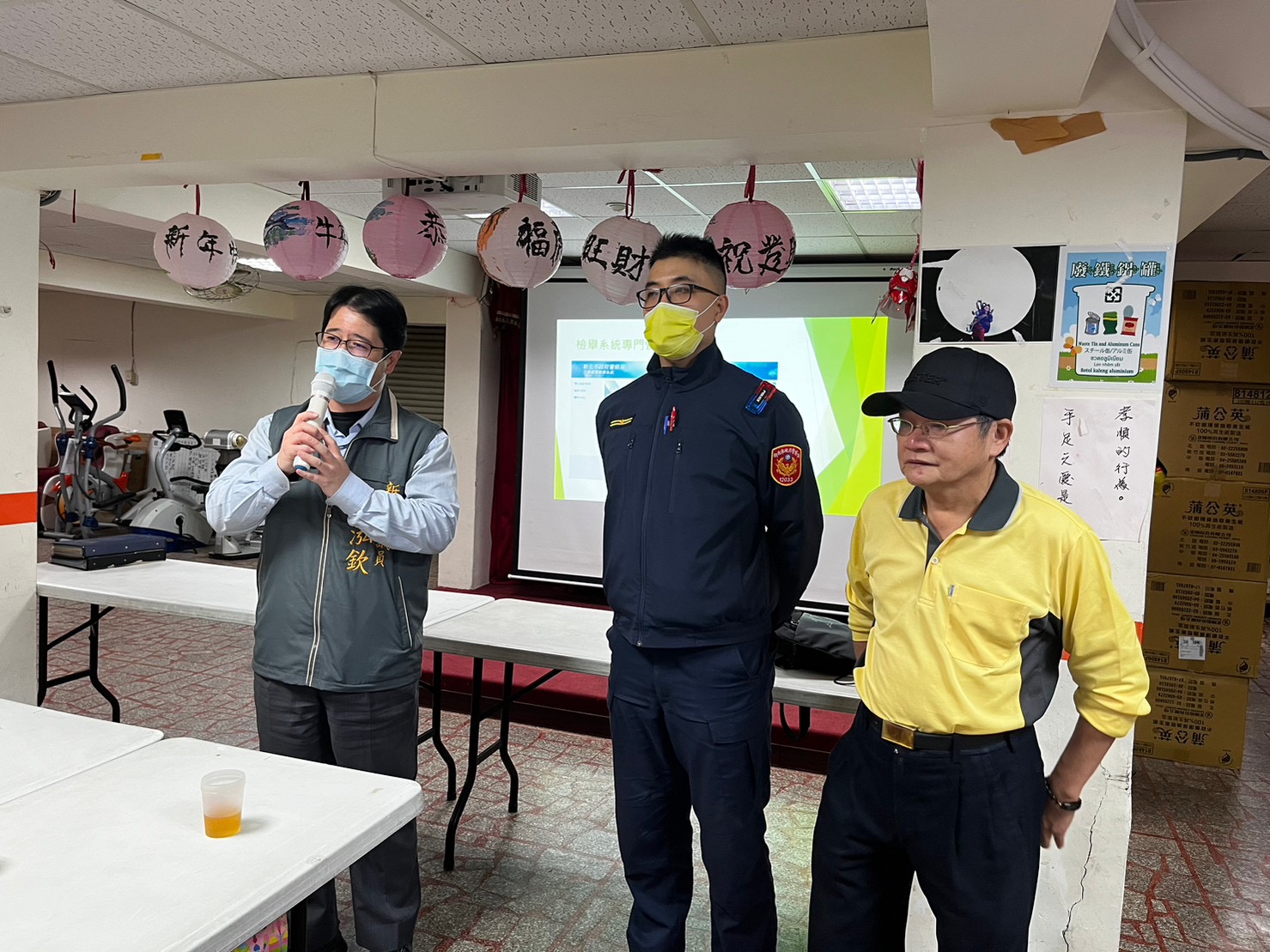 三峽警分局結合鄰里老人共餐交安宣導。(記者徐煜勝翻攝)