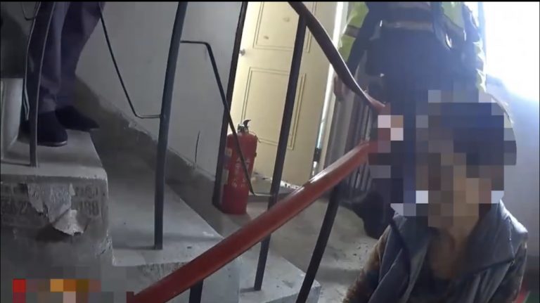 板橋警衝入屋內救出嬤孫。（記者戴昱弘翻攝）