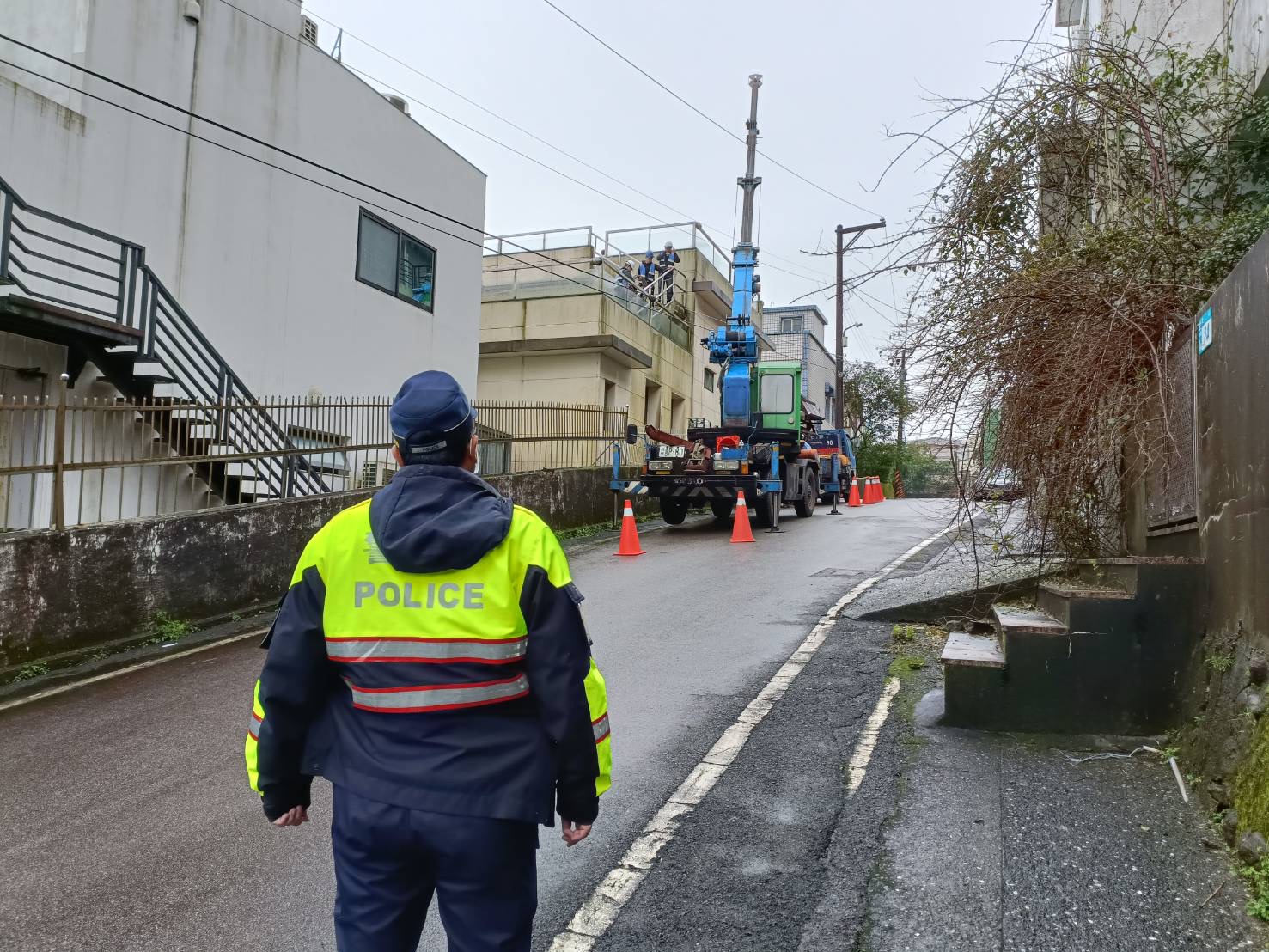 2月8日由警察局金山分局、工務局、觀光局、消防局及違章建築拆除大隊,強制拆除假求職真囚禁據點違法民宿。(記者楊國域翻攝)