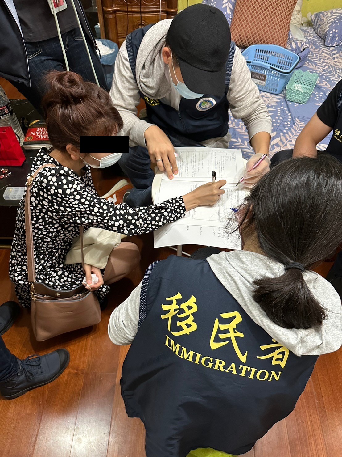 陳女工作室內使用自網路購得的醫美器材。（記者宋紹誠翻攝）