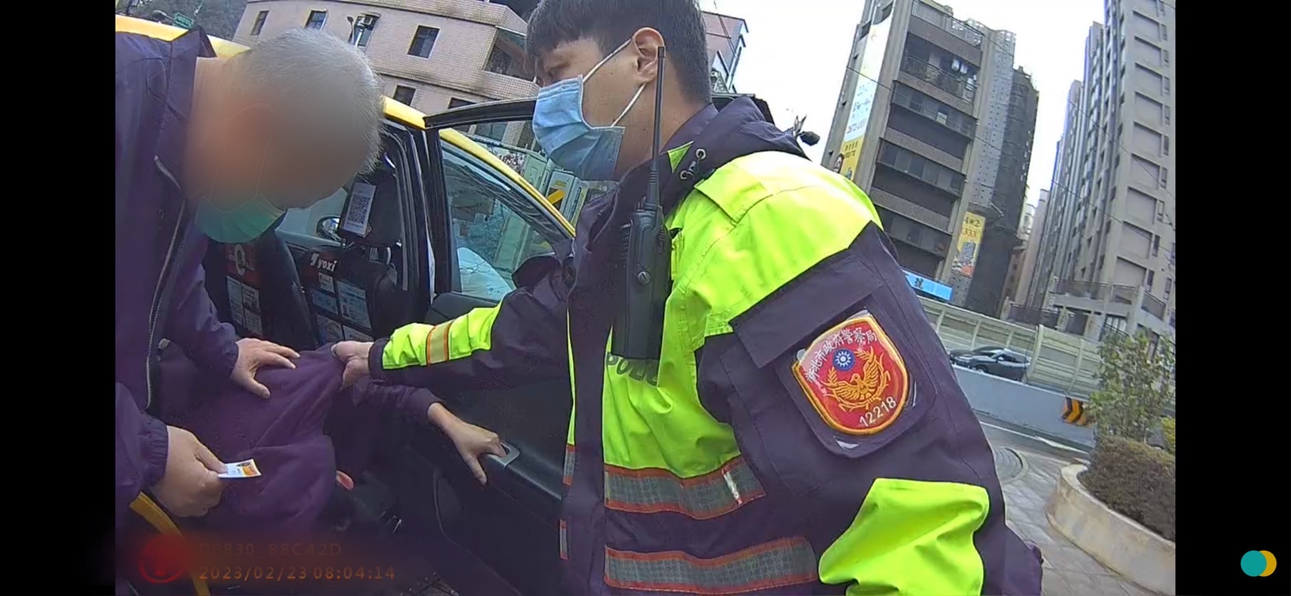 三峽警協助運將叫醒酒醉乘客。(記者徐煜勝翻攝)