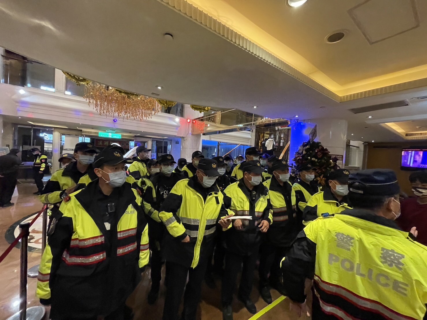 板橋警連假前夕針對轄區熱點進行擴大臨檢。（記者戴昱弘翻攝）