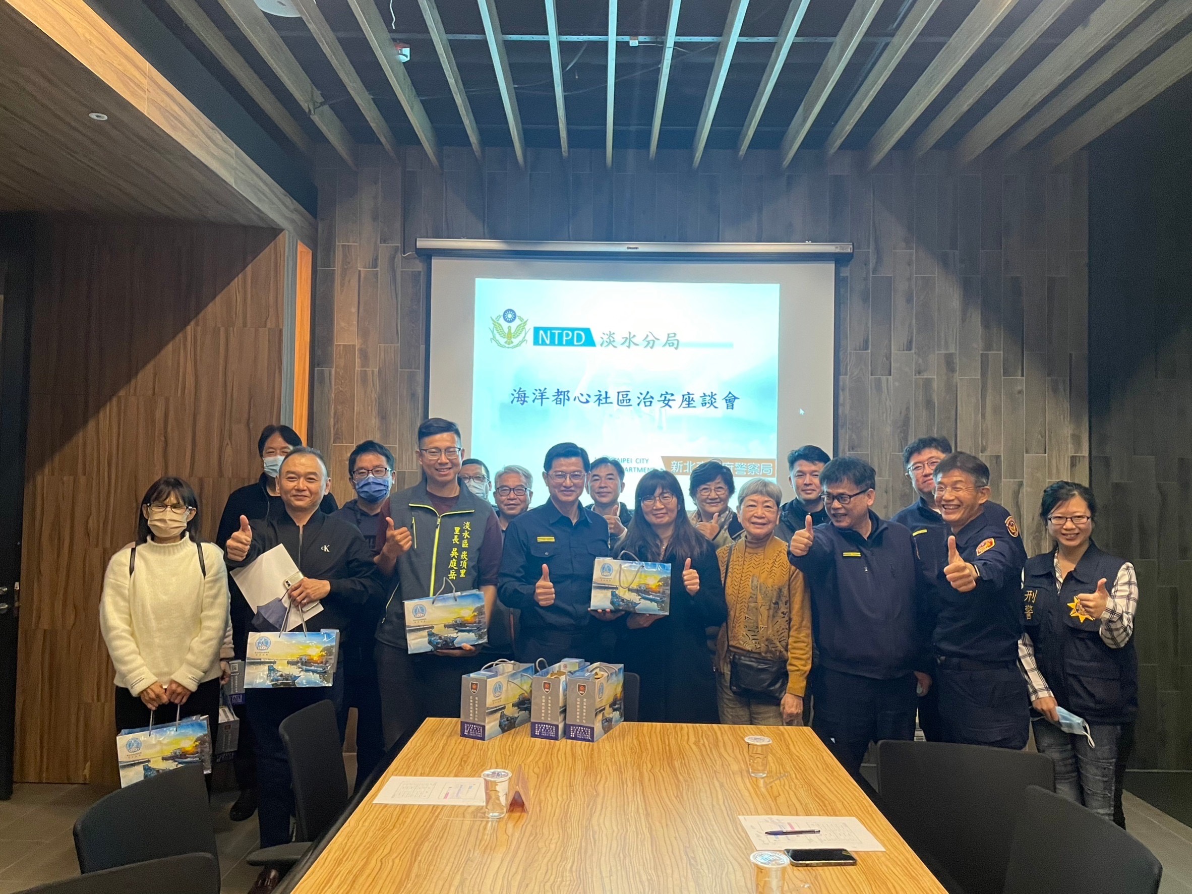 淡水分局長陳保緒率分局團隊前往社區做警政宣導。(記者戴昱弘翻攝)