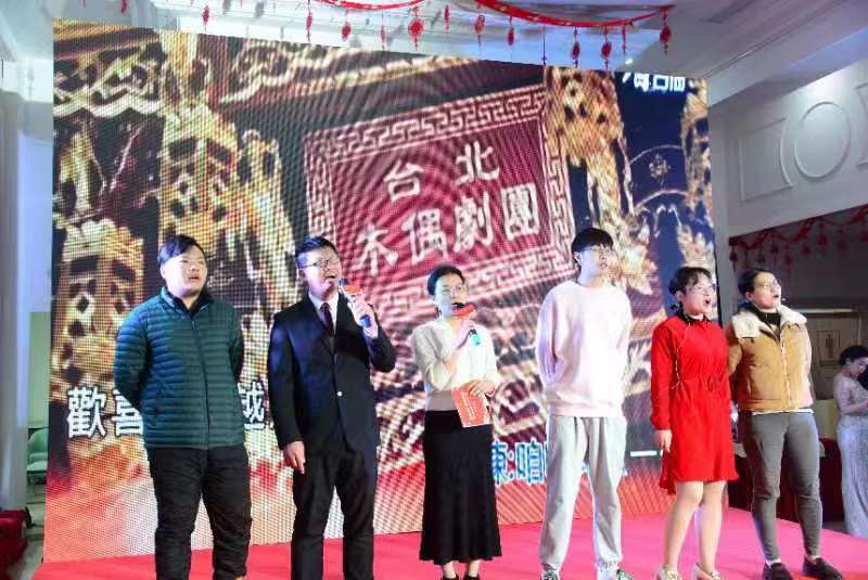 活動由「點亮祝福」、「雲聚傳福」、「添彩聚福」、「安業送福」四個環節組成，居民熱情洋溢，彼此共敘情誼。（記者吳萍翻攝）