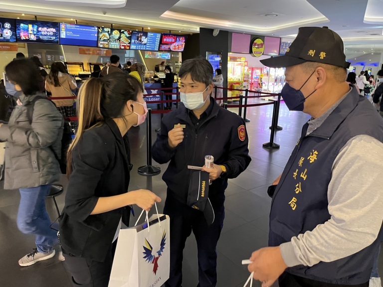 海山警分局長王鴻儒親教民眾防詐觀念。（記者戴昱弘翻攝）