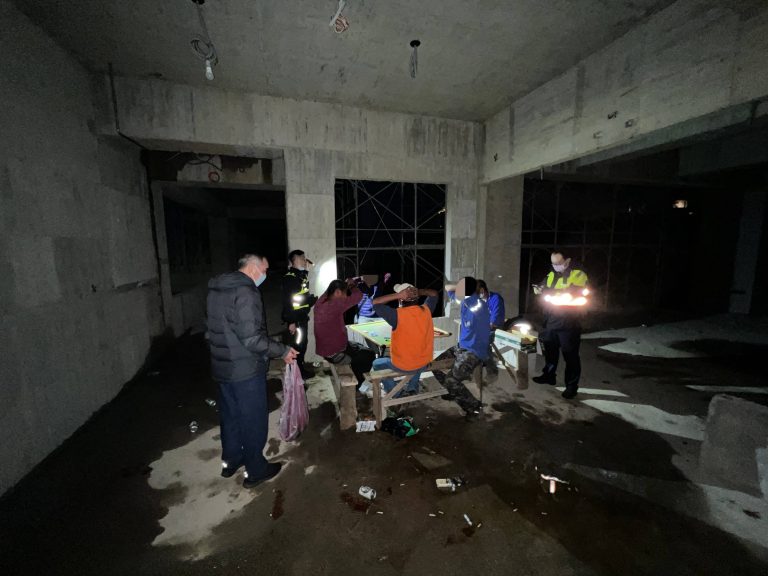 淡水警查獲工地內賭場。(記者戴昱弘翻攝)