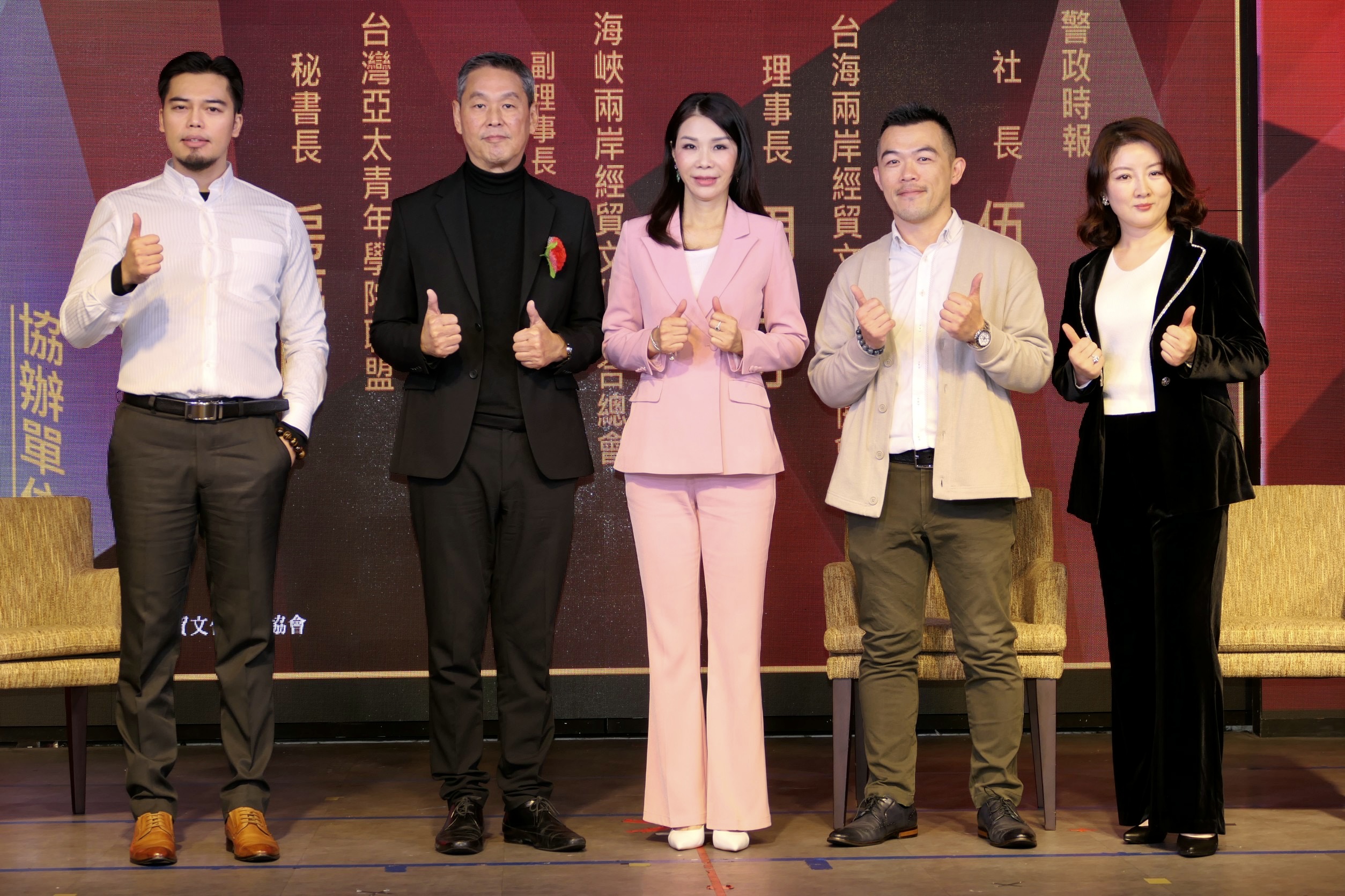 理事長賀樺（中）與協辦單位海峽兩岸經貿文化聯合總會副理事長李利娜、台灣亞太青年學院聯盟秘書長房福慶、台海兩岸經貿文教交流協會理事長周盛才、警政時報社長伍仲威（從右至左）合影。(記者趙靜姸攝)