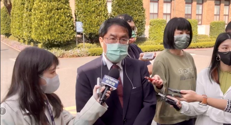 巿長黃偉哲出席第二次行政院會受訪畫面。（記者吳萍翻攝）