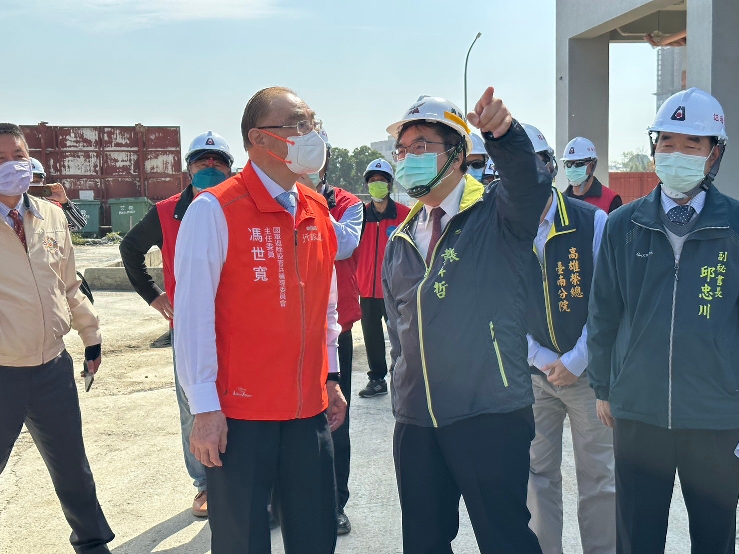巿長黃偉哲陪同主委馮世寬視察工地。(圖/台南巿政府提供)