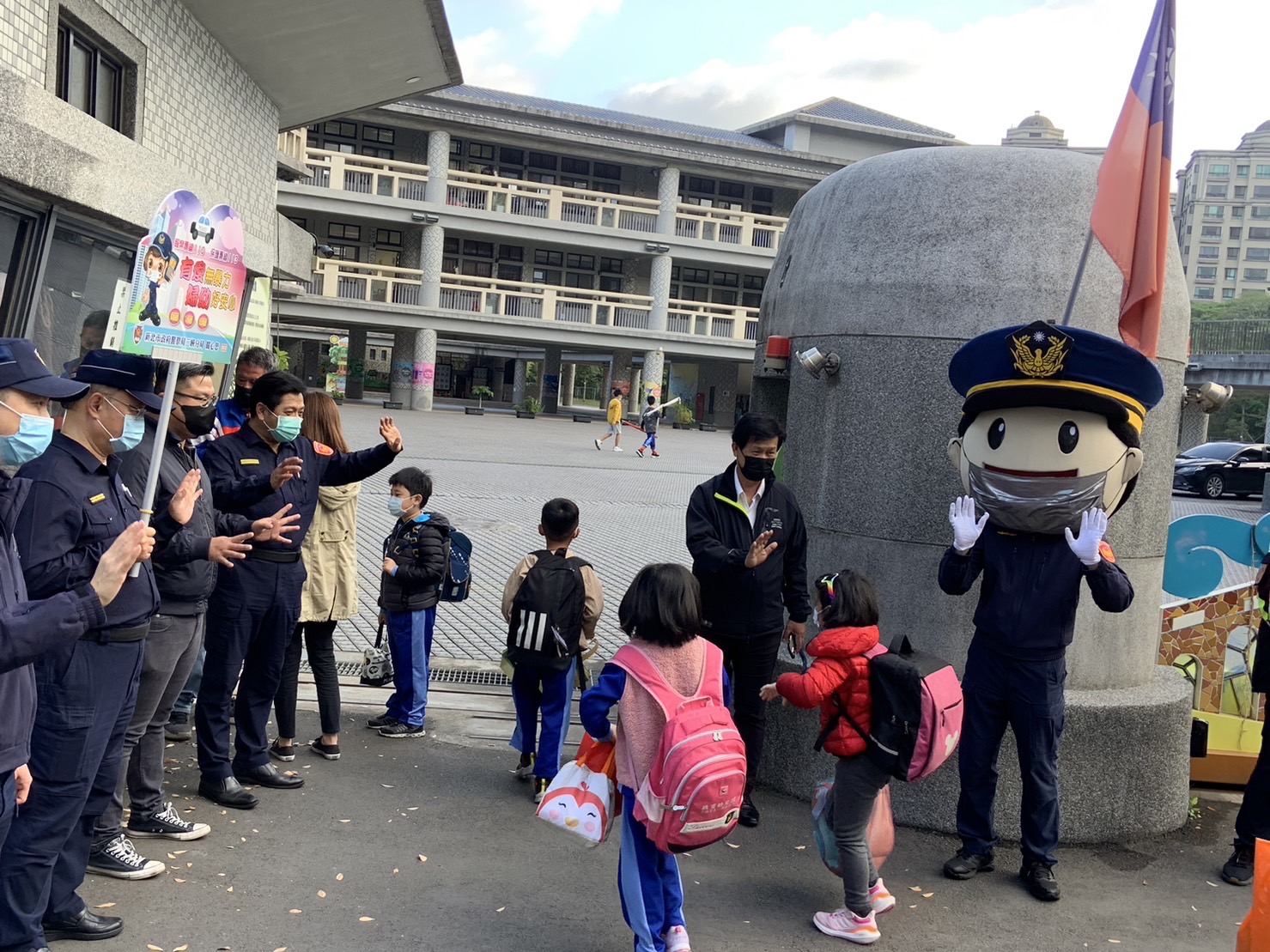 三峽警於校門口守護孩童上學安全。(記者戴昱弘翻攝)