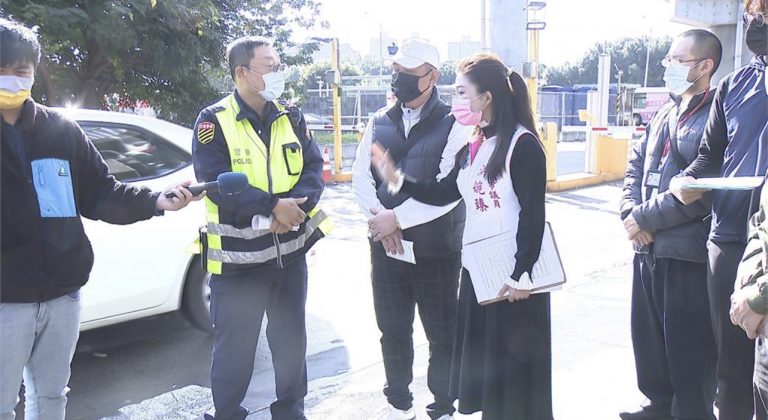 台北市議員洪婉臻接獲民眾陳情，表示萬華警方處理交通事件互踢皮球。（記者戴昱弘翻攝）