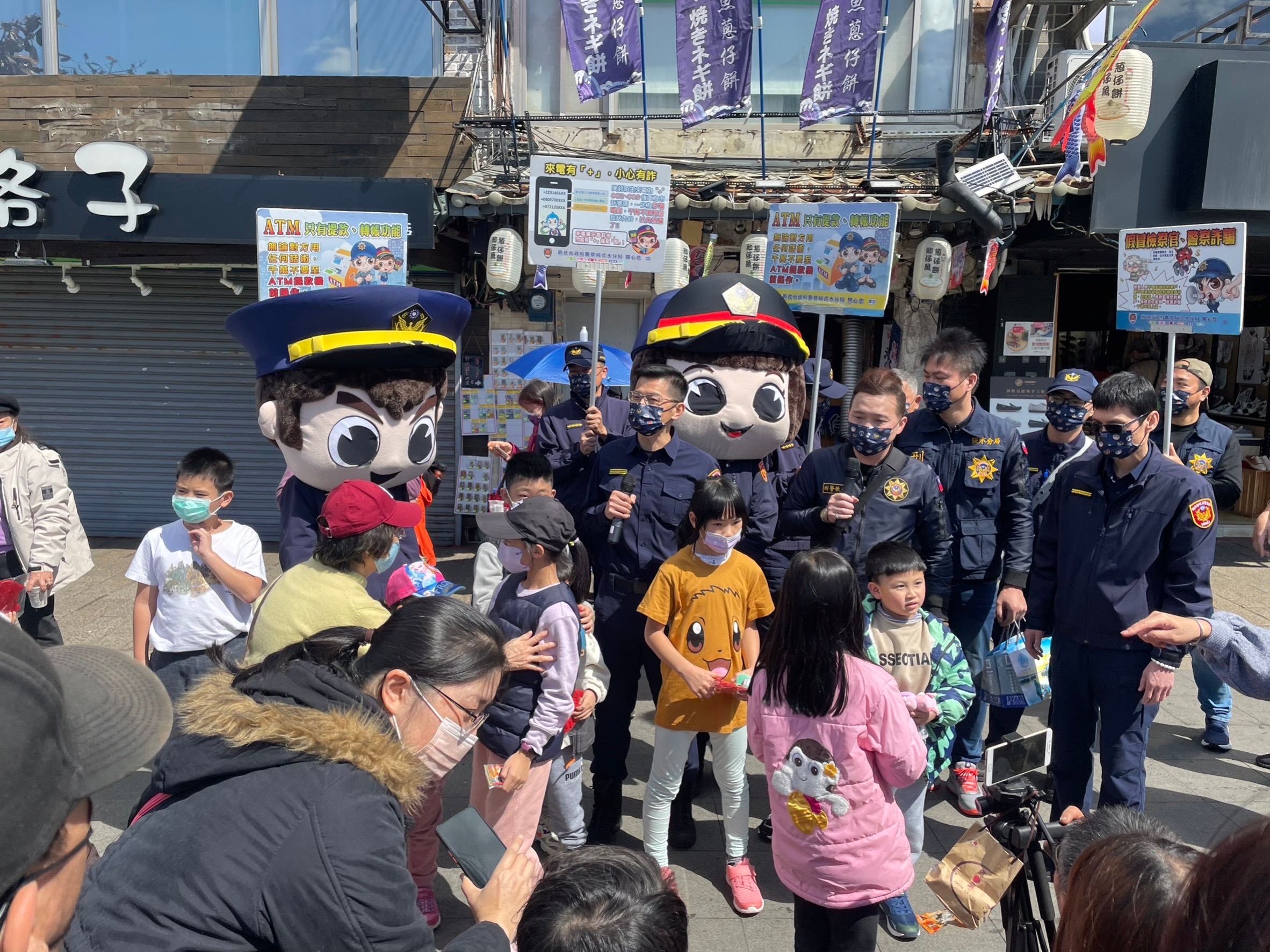 淡水分局長陳保緒率隊向民眾宣導反詐觀念。(記者戴昱弘翻攝)