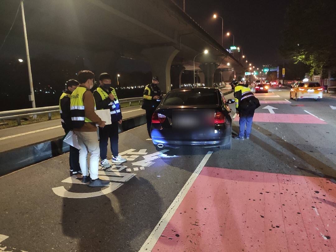 板橋警於寒假結束前加強取締。（記者戴昱弘翻攝）