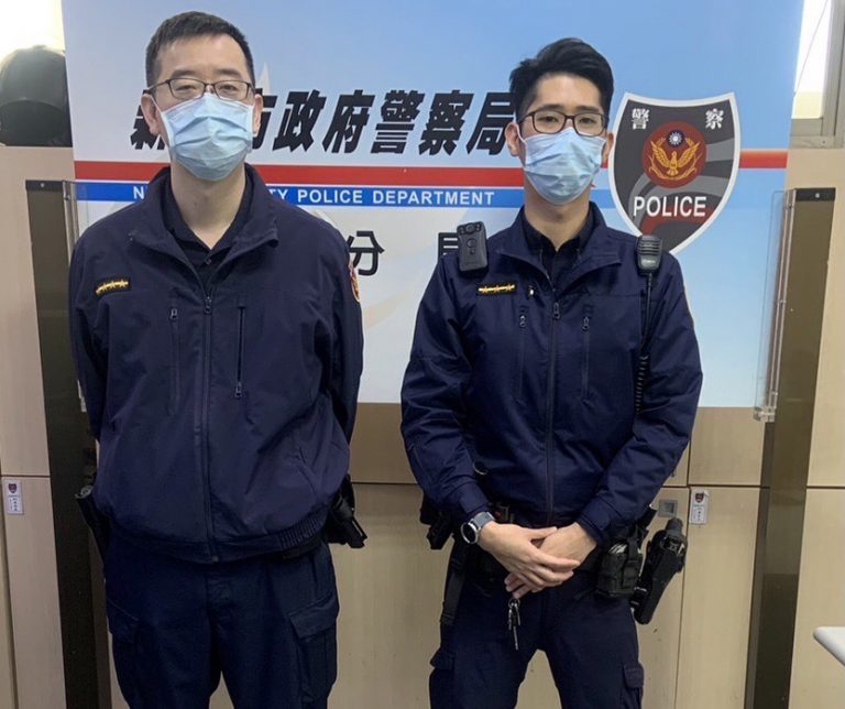 板橋後埔所員警李睿勳（左）吳佳澤（右）識破毒蟲假打公共電話。（記者戴昱弘翻攝）