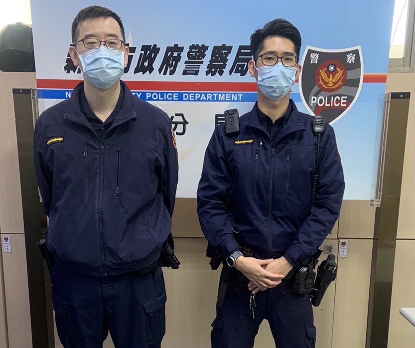 板橋後埔所員警李睿勳（左）吳佳澤（右）識破毒蟲假打公共電話。（記者戴昱弘翻攝）