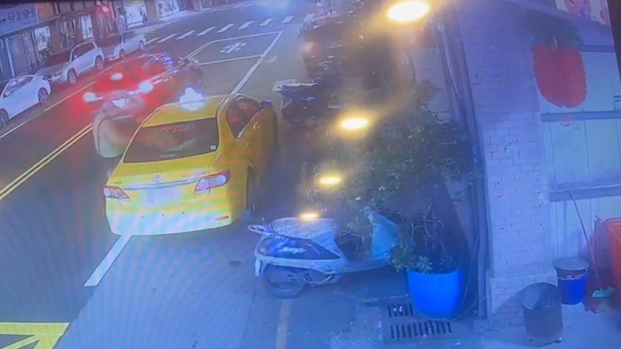 一名男子趁隙將未拔車鑰匙的計程車開走。（記者宋紹誠翻攝）