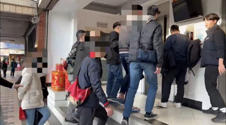 海山警方將涉嫌毒品槍械之眾犯嫌逮捕移送。（記者戴昱弘翻攝）