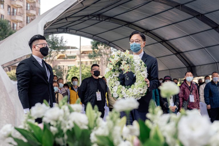 巿長張善政於紀念碑前獻花，與現場與會人員一起追思受難者。(圖/桃園巿政府提供)