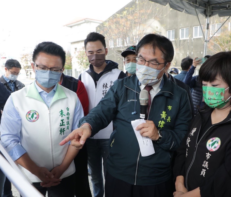 巿長黃偉哲前往視察永安轉運站工程。(圖/台南巿政府提供)