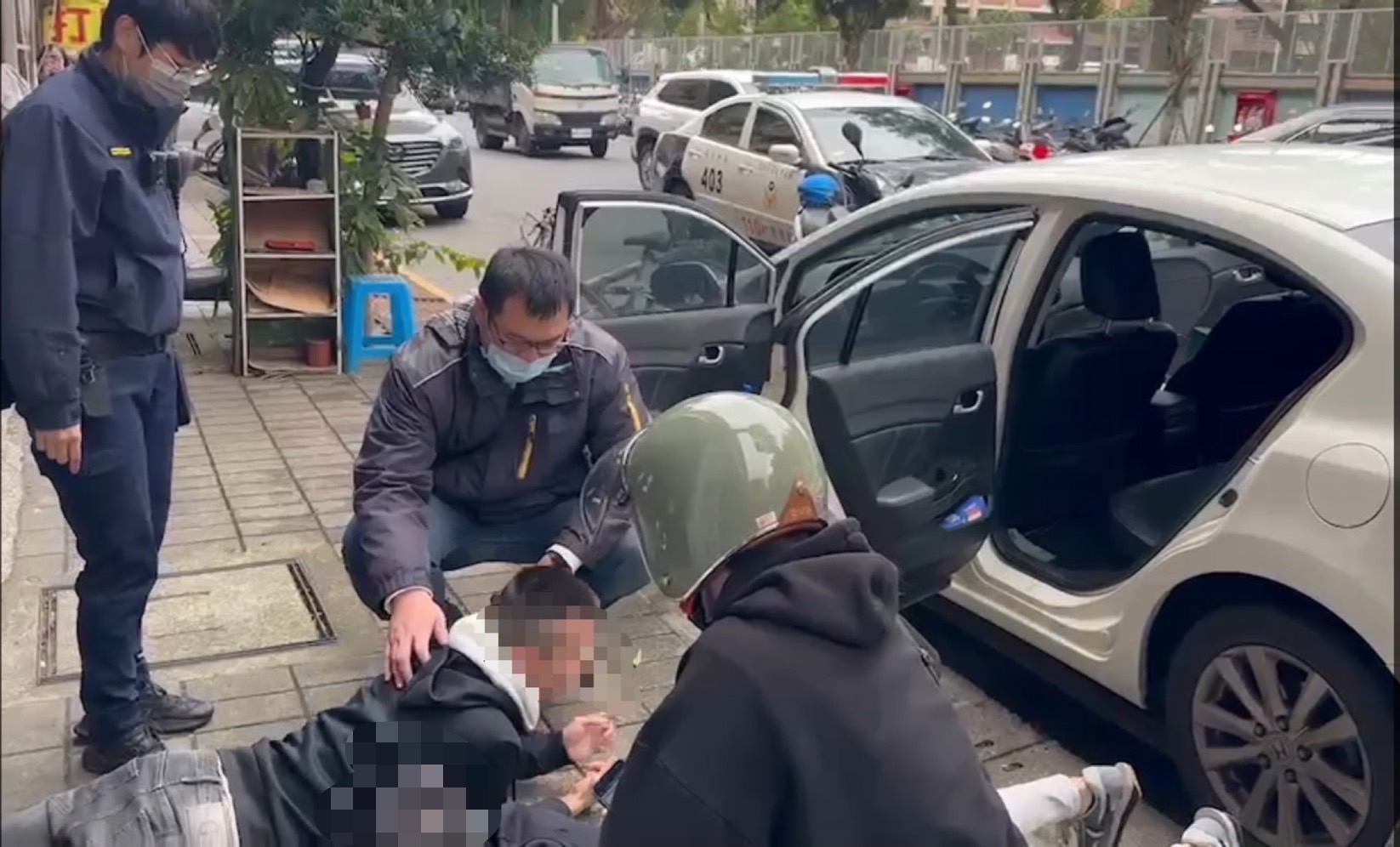永和警誘詐團犯嫌現身取款當場逮捕。（記者徐煜勝翻攝）