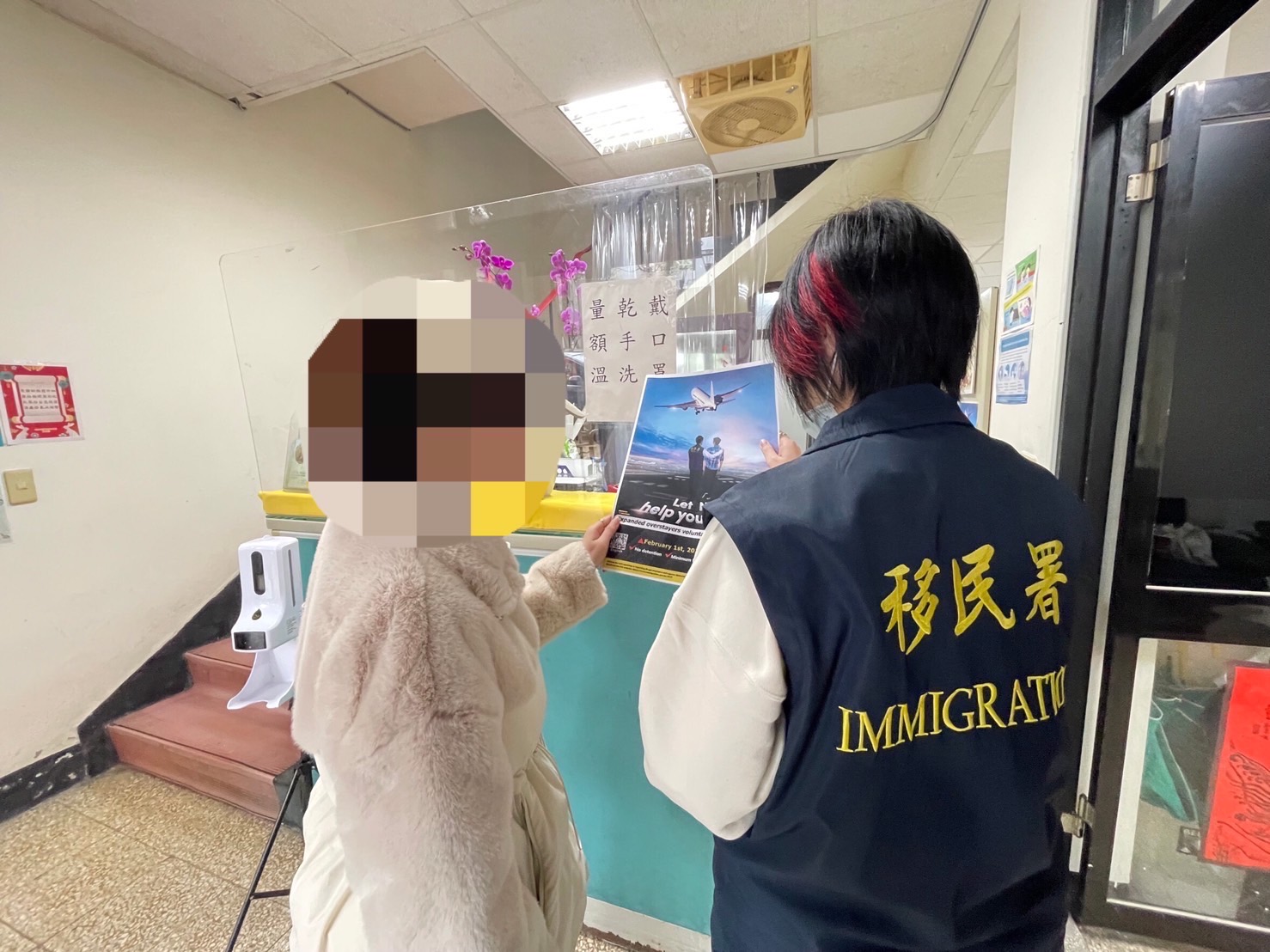 基隆市專勤隊向失聯移工菲菲說明專案內容。（記者徐煜勝翻攝）