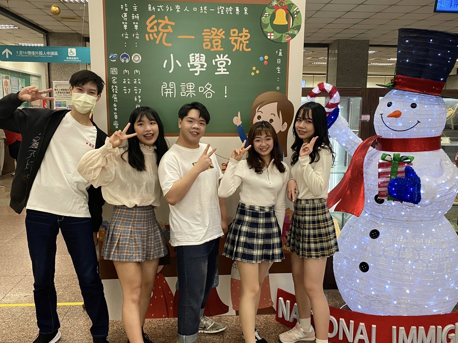 劉德曜與其他新二代大使一起參加公益活動。（記者楊國域翻攝）