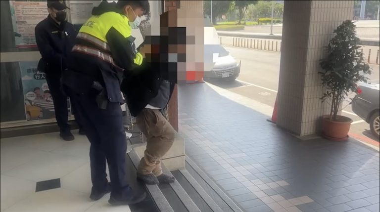 海山警查獲通緝犯依法移送新北地檢。（記者戴昱弘翻攝）