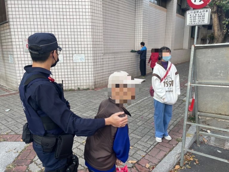中市警豐原分局日前協助迷路喑啞男返家。(圖/記者謝榮浤翻攝)