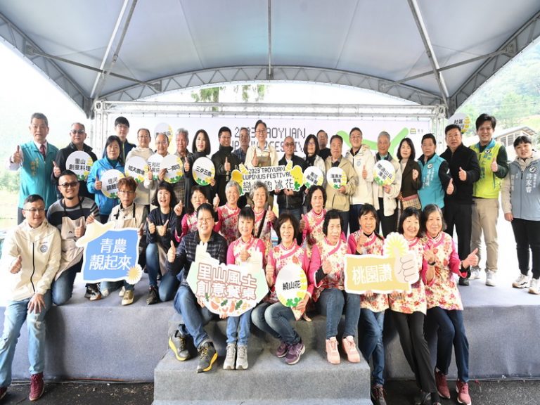 228四天連假首日，張善政前往龍潭三和青創基地，出席「2023戀戀魯冰花」三和展區亮點記者會。(桃園市政府提供)