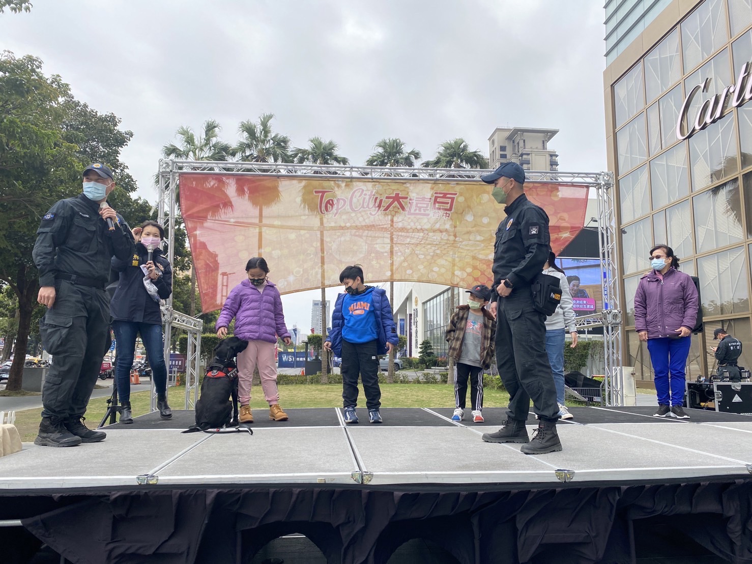 中市警刑大警犬隊與第六分局日前日聯合於台中七期百貨公司舉辦犯罪預防宣導活動。(圖/記者林㤈輝翻攝)