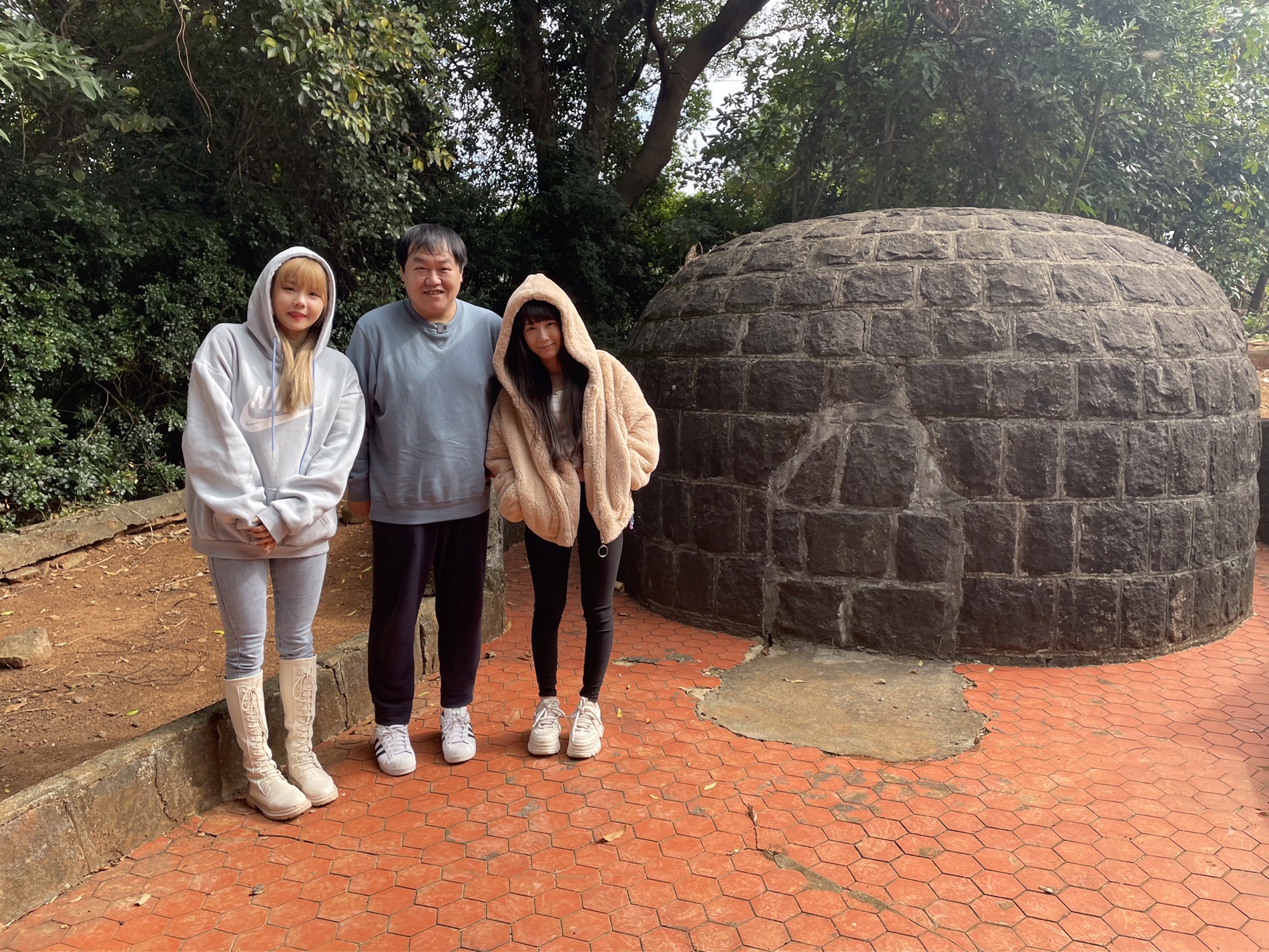 左起 比熊陳又禎、司徒、陸子玄一起拜訪陳儀墓園，窺探二二八。 (圖/Youtube頻道「看你老墓」提供)