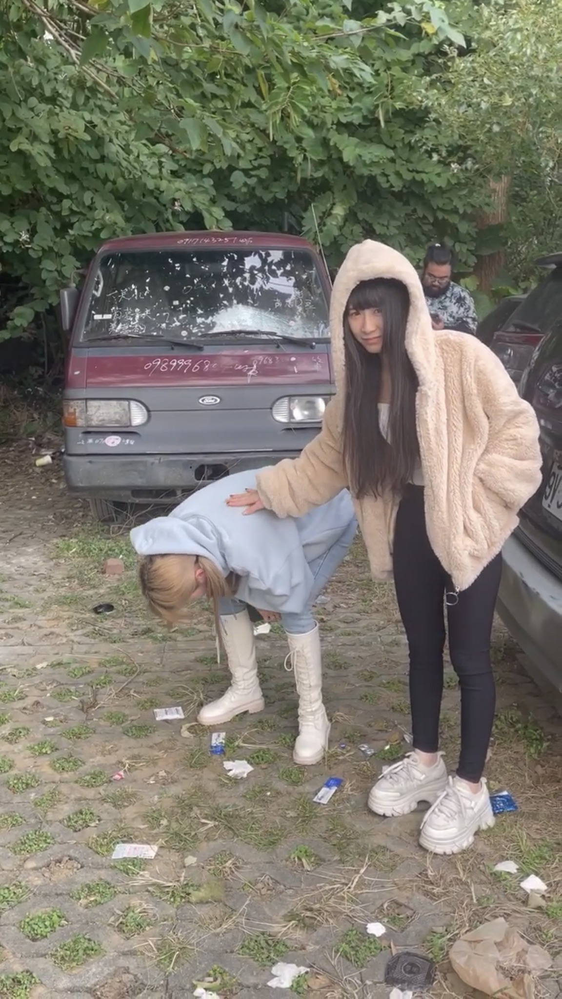 拍攝現場，體質敏感的比熊-陳又禎不斷出現身體不適的反應，一旁的陸子玄正在照顧他。 (圖/Youtube頻道「看你老墓」提供)