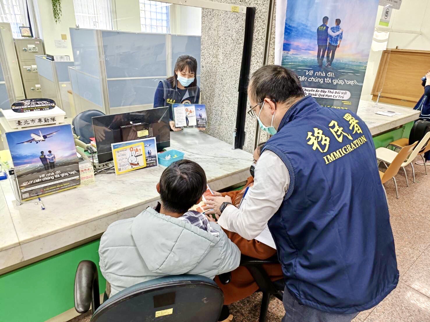 移民署人員以印尼語向印尼籍夫婦說明，並專案協助返國。（記者楊國域翻攝）