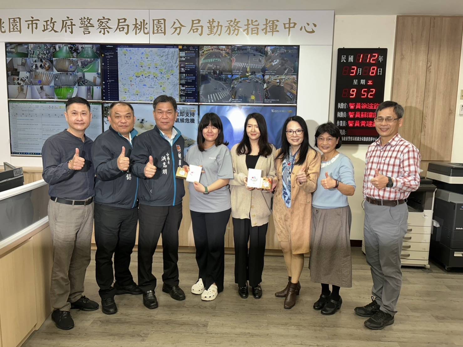 桃園分局長洪志朋(左三)轉達巿長張善政與局長吳坤旭祝福之意,至各單位致贈應節禮品。(記者吳登國翻攝)