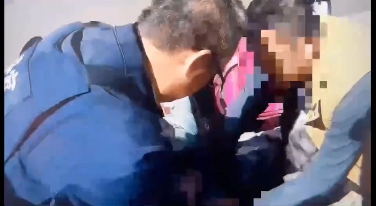 到場員警立即上前協助急救。( 記者宋紹誠翻攝 )