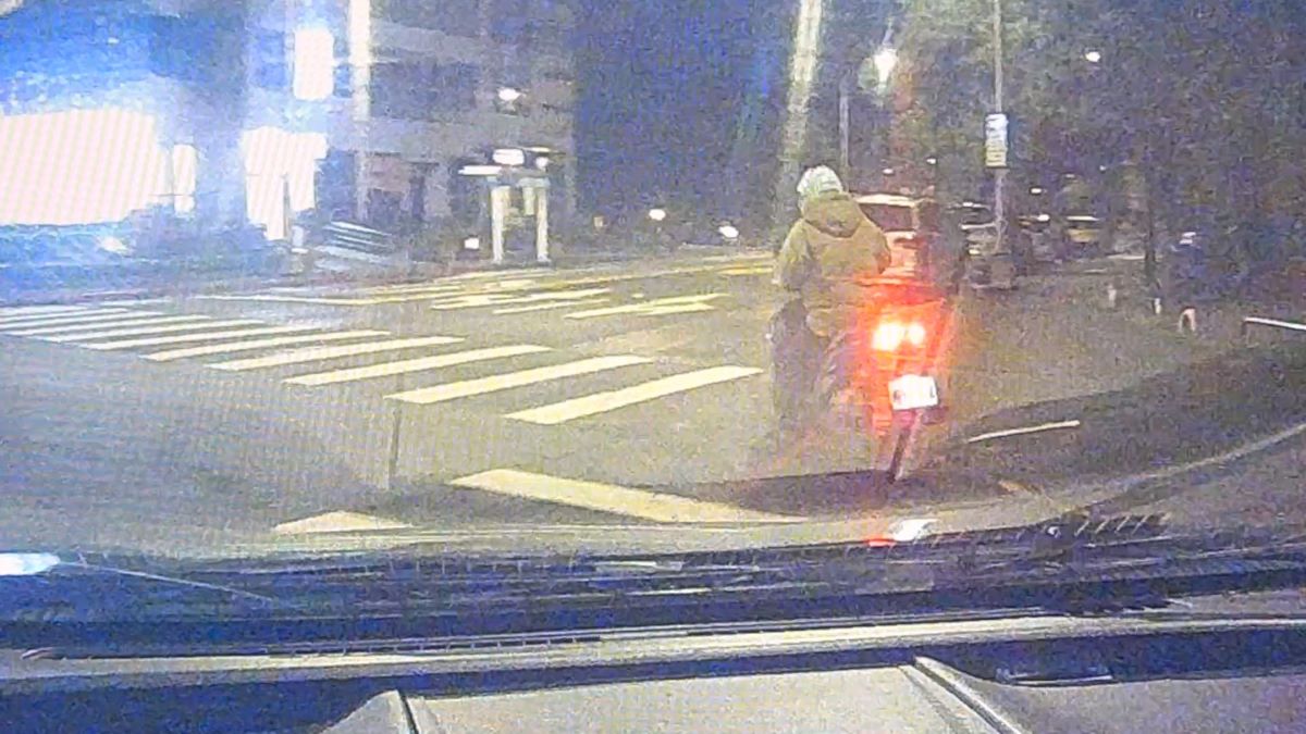 員警攔查交通違規機車騎士。(記者宋紹誠翻攝)