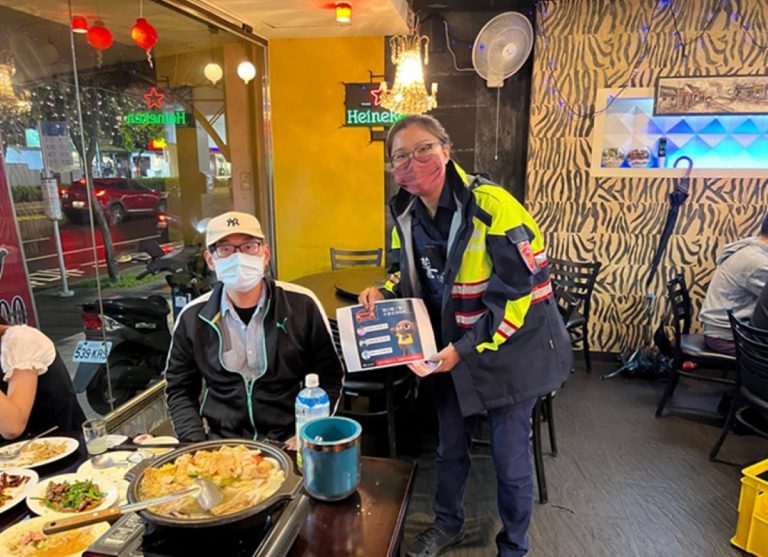 內湖分局員警至店家向民眾宣導勿酒後駕車。(記者宋紹誠翻攝)