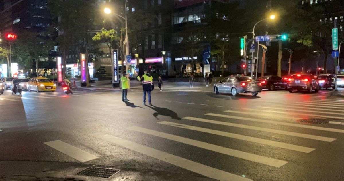 內湖分局員警於下午尖峰時間保持路口淨空