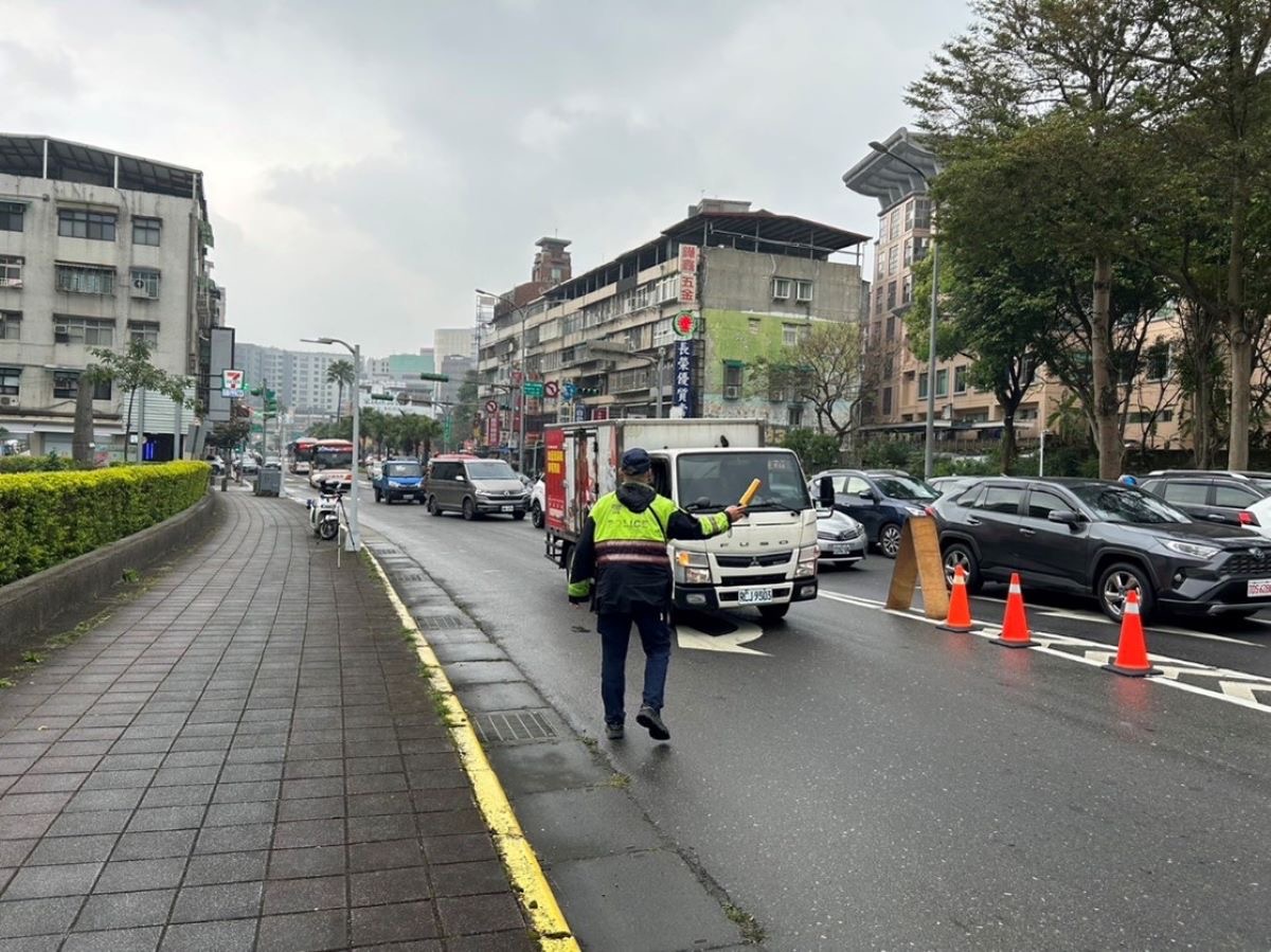 內湖分局員警執行高乘載管制勤務