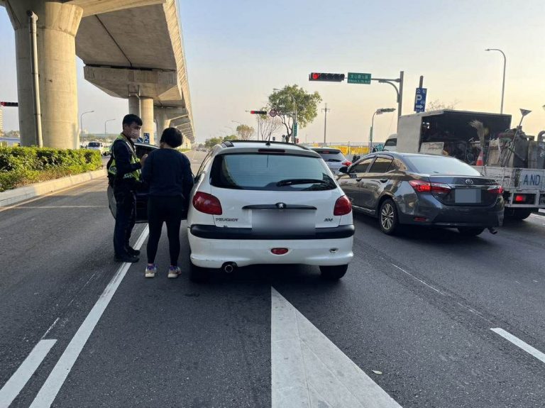 中市警四分局南屯派出所日前駕車路中突拋錨退休老師化解困境。(圖/記者謝榮浤翻攝)