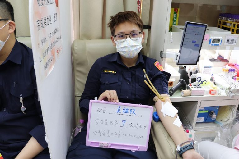 中市警四分局挽袖捐血做公益 不忘請阿昭署長宣導反詐騙。(圖/記者謝榮浤翻攝)
