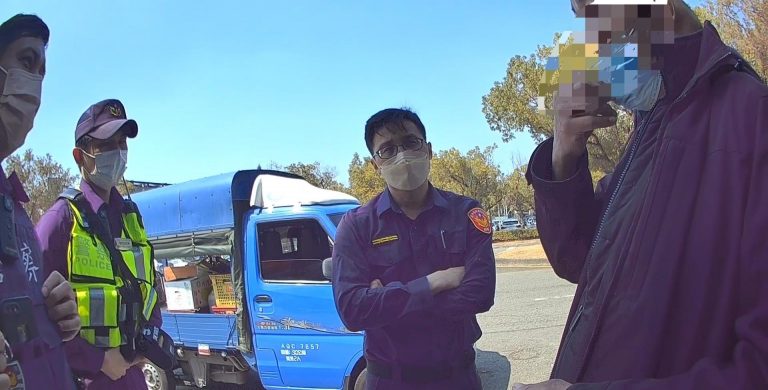 中市警四分局黎明派出所日前成功阻詐守住民眾100萬元積蓄。(圖/記者謝榮浤翻攝)