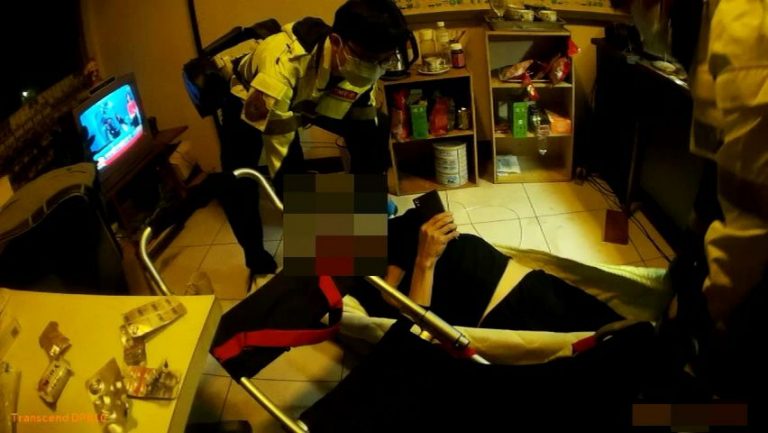 中市警四分局日前助中風老翁迅速就醫。(圖/記者謝榮浤翻攝)