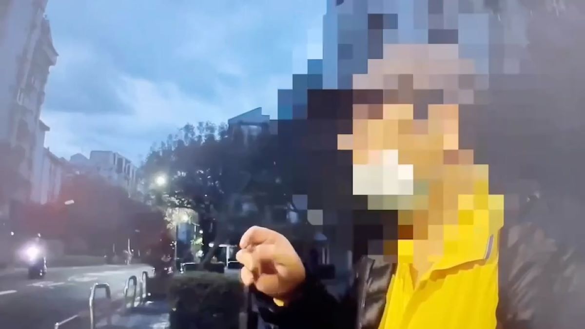 現場員警詢問迷途老翁狀況。(記者宋紹誠翻攝)