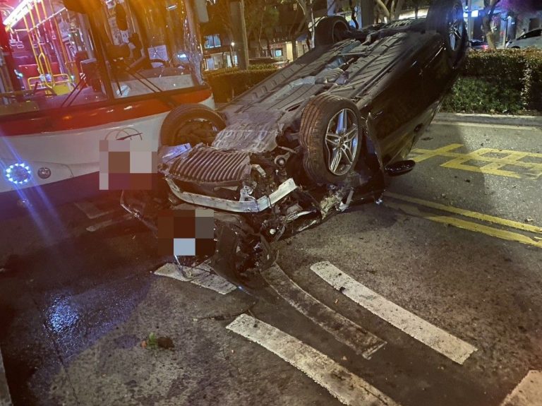 賓士車翻覆波及公車。(記者林金聖翻攝)