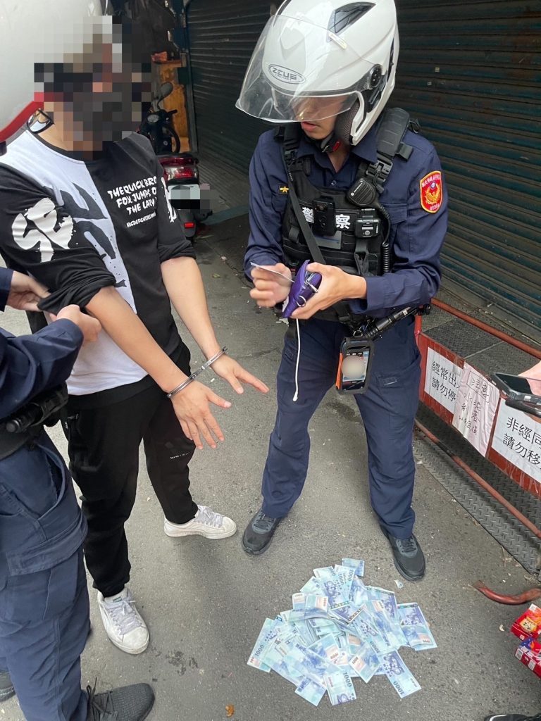 海山警查獲九條通緝在身的郭男，並於其身上起獲40多萬贓款。（記者戴昱弘翻攝）