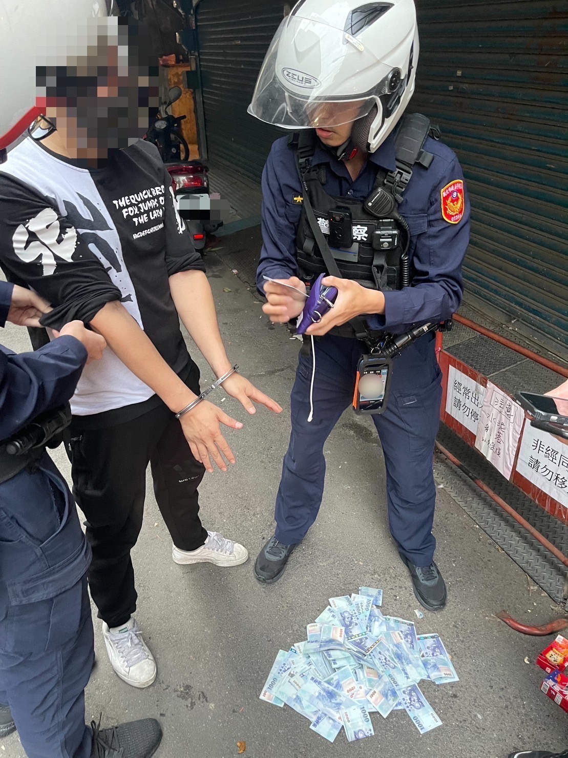 海山警查獲九條通緝在身的郭男,並於其身上起獲40多萬贓款。(記者戴昱弘翻攝)
