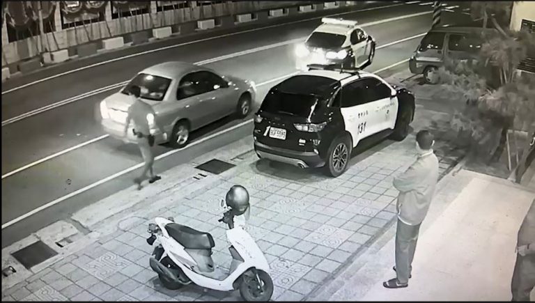 中市警豐原分局豐洲派出所日前急助開道護送臨盆產婦前往醫院。(圖/記者謝榮浤翻攝)