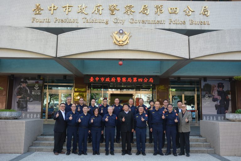 中市警局長李文章日前視察中市警四分局，強調「73328」警政新策略並與相關人員合影。(圖/記者謝榮浤翻攝)